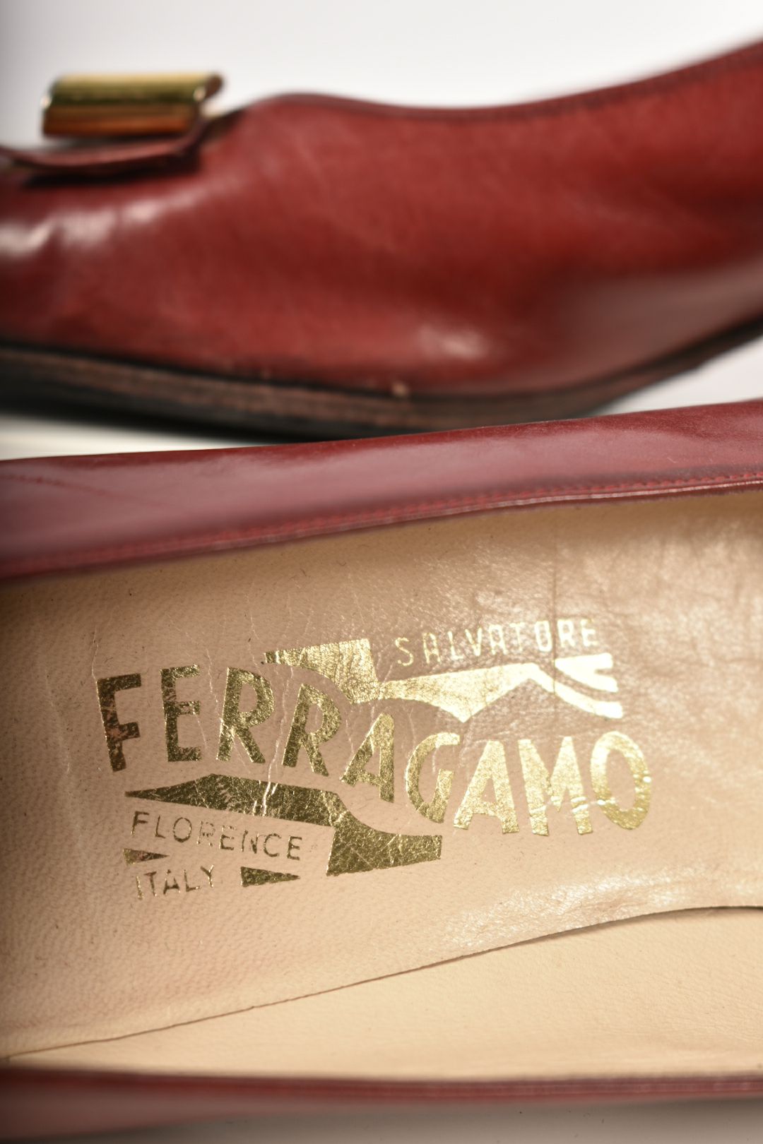 RARE 70s SALVATORE FERRAGAMO Red Smooth Leather Gold Bow Low Heels 8.5AAA Italy