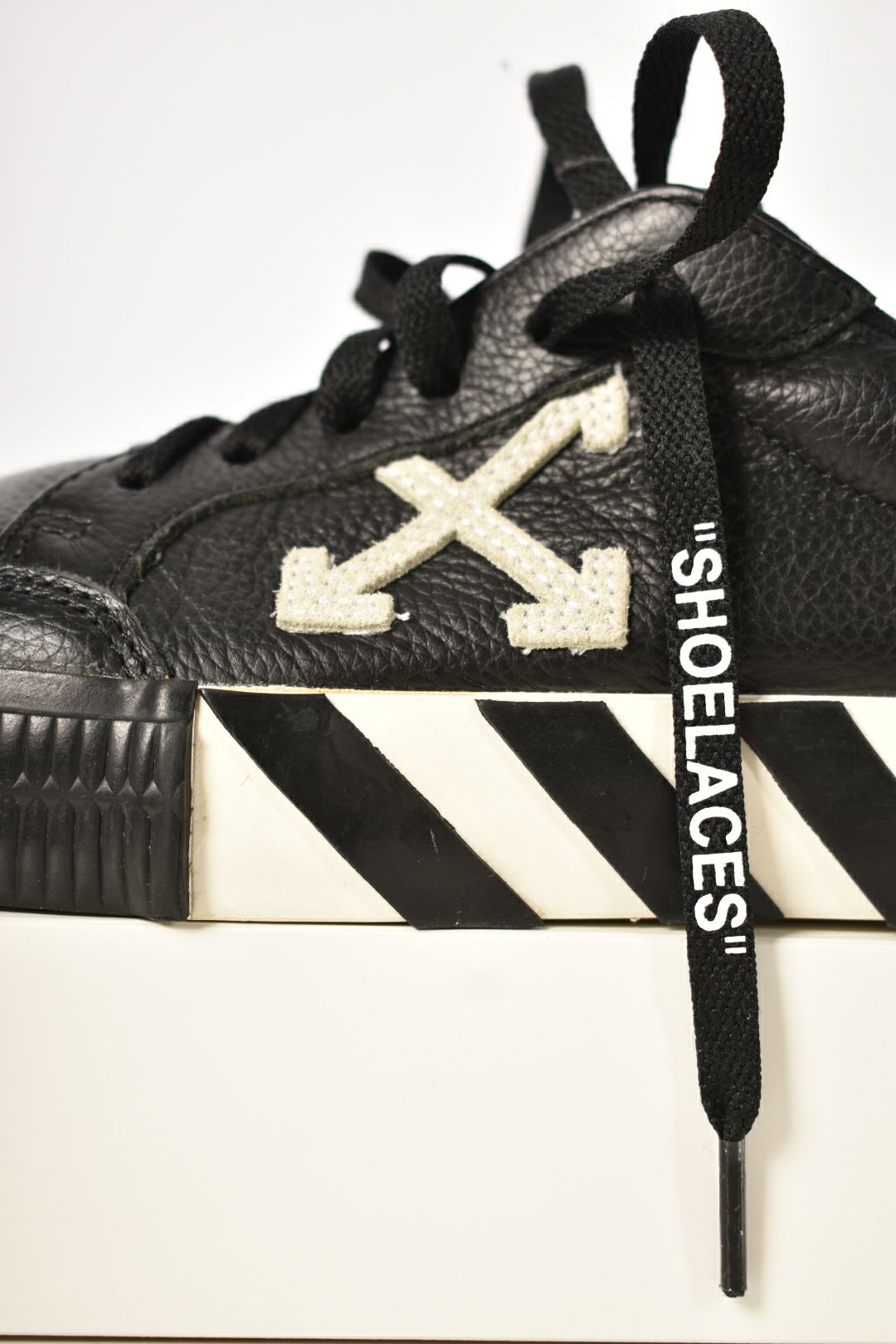 OFF-WHITE Black Leather Virgil Abloh Vulcanized Low Sneakers 36EU 6US