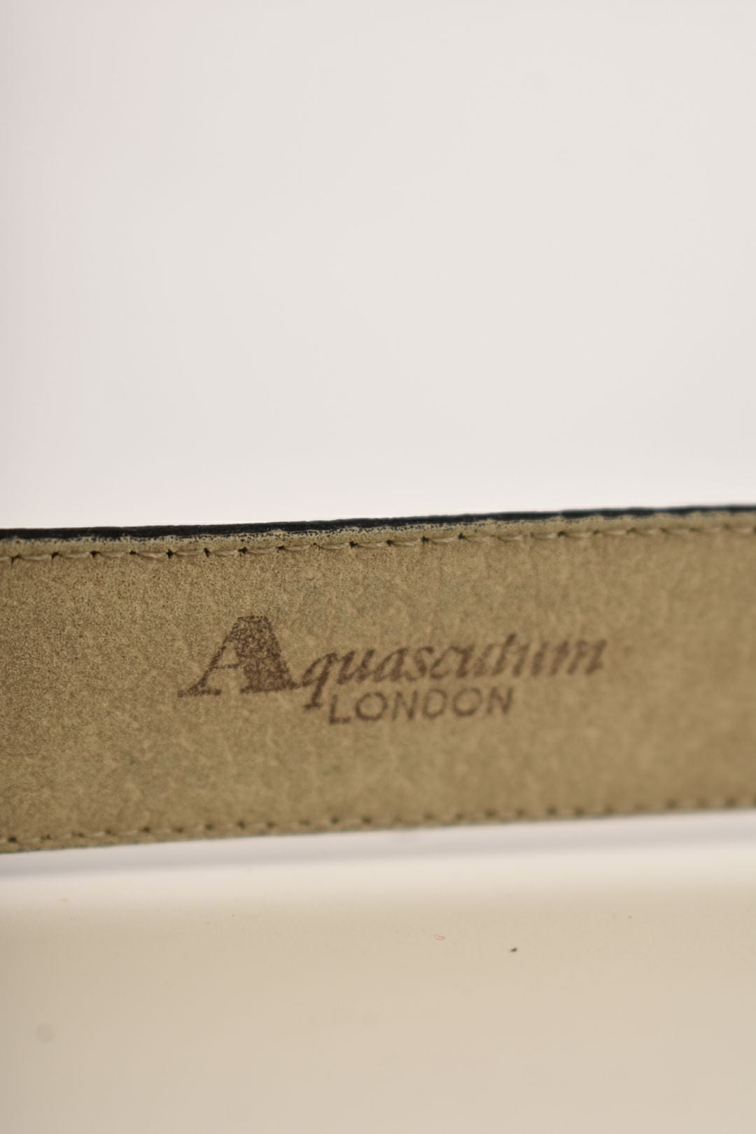 1980s AQUASCUTUM Navy Leather Croc Embossed Polished Brass Buckle Belt 34" Italy