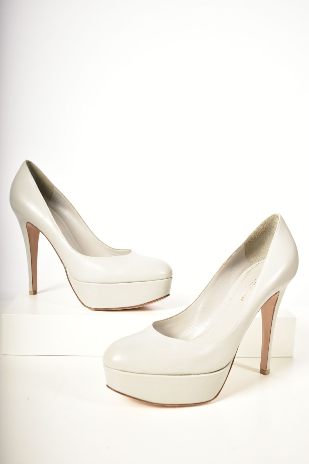 NWOB GIANVITO ROSSI Dove Grey Smooth Calf Leather Platform Pumps 38.5 Italy