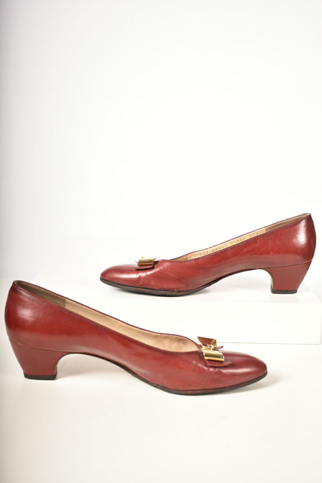 RARE 70s SALVATORE FERRAGAMO Red Smooth Leather Gold Bow Low Heels 8.5AAA Italy