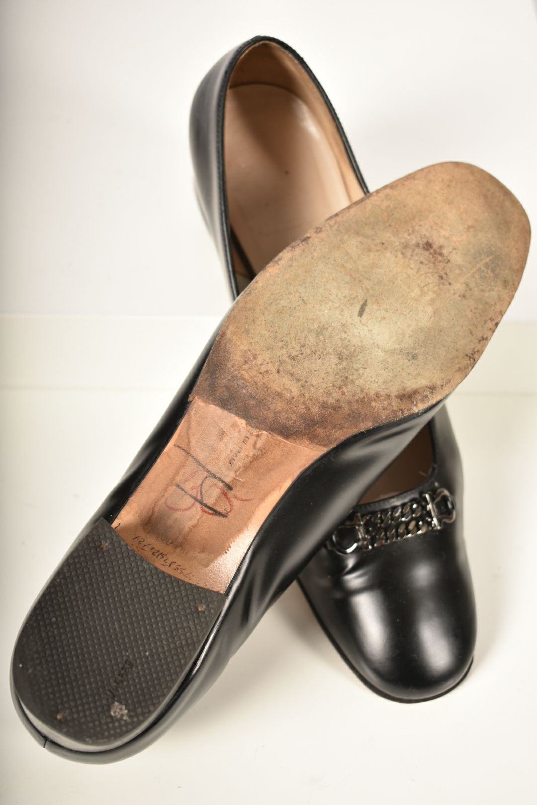SALVATORE FERRAGAMO Black Calfskin Leather Chain Vara Logo Heel 9US 39EU B Italy