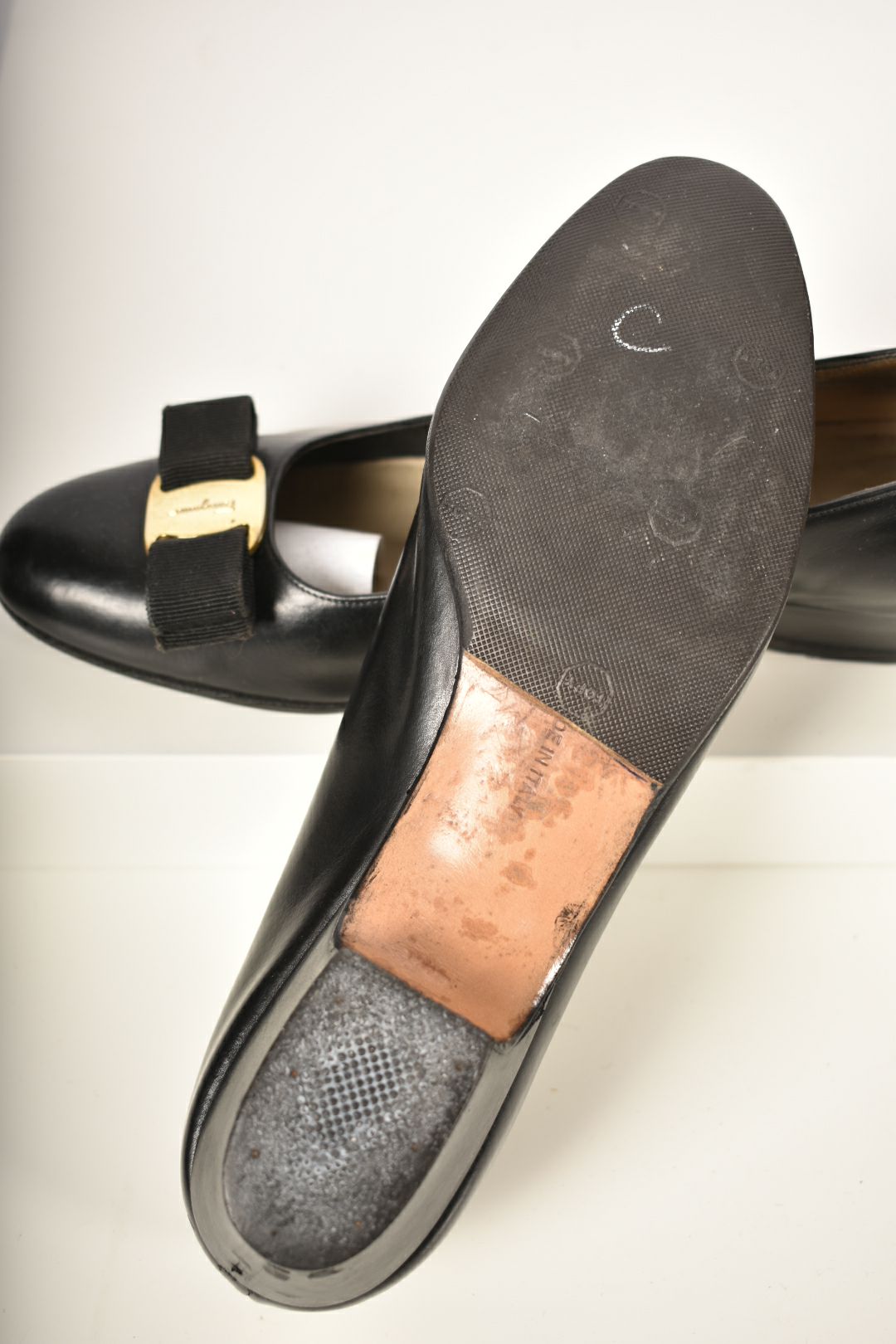 SALVATORE FERRAGAMO Black Smooth Leather Gold Buckle Vara Bow Pumps 38EU Italy