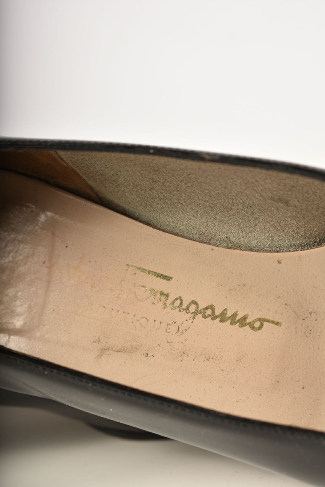 SALVATORE FERRAGAMO Black Calfskin Leather Chain Vara Logo Heel 9US 39EU B Italy