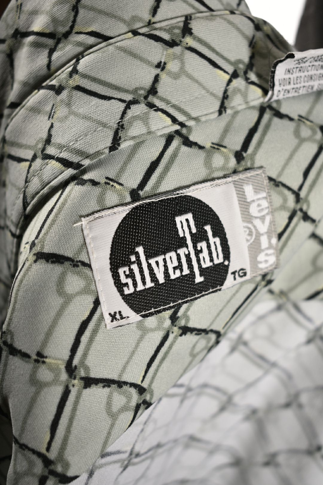 2000s LEVI'S SILVER TAB Grey Blue Chainlink Fence Poly Short Sleeve Shirt XL