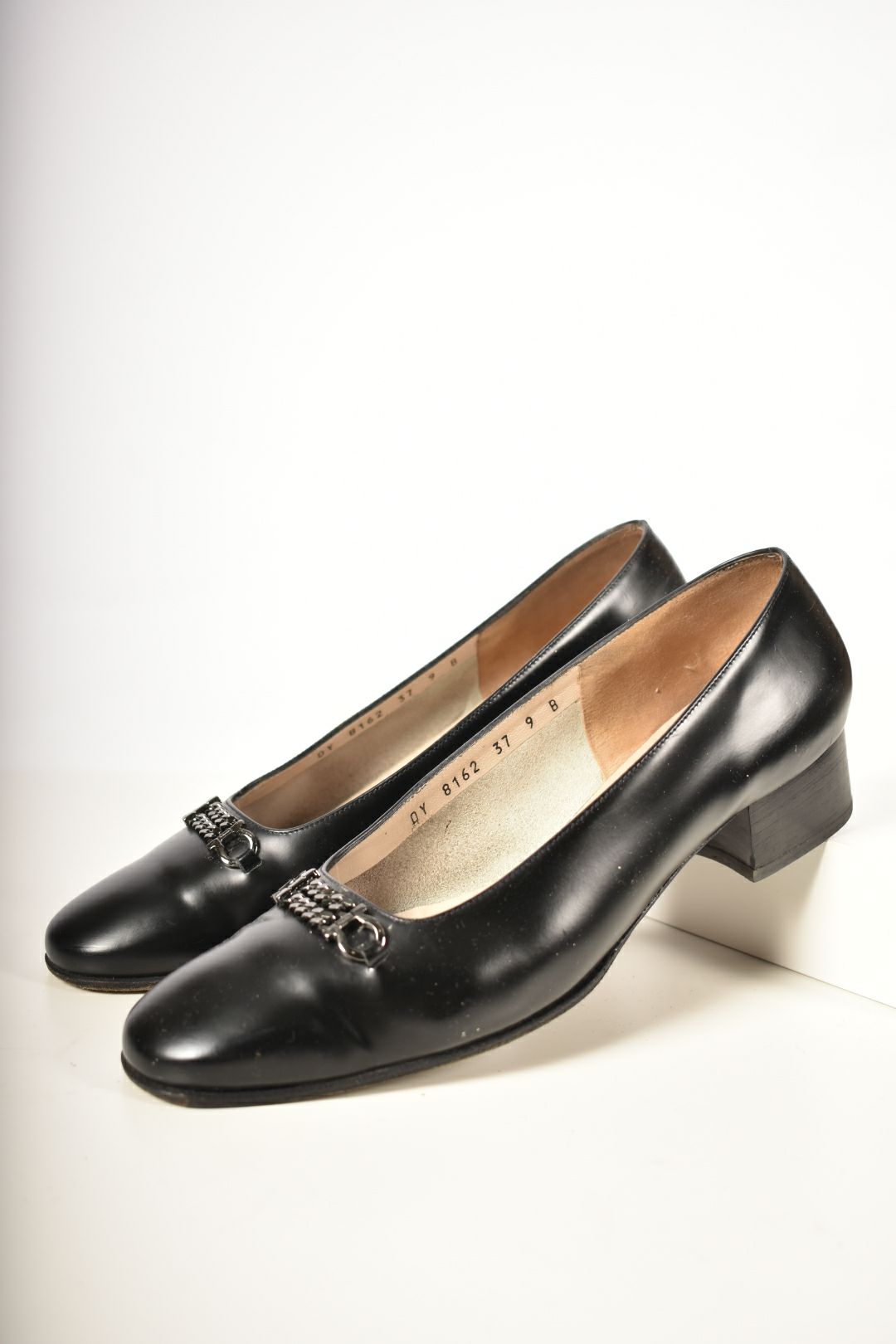 SALVATORE FERRAGAMO Black Calfskin Leather Chain Vara Logo Heel 9US 39EU B Italy