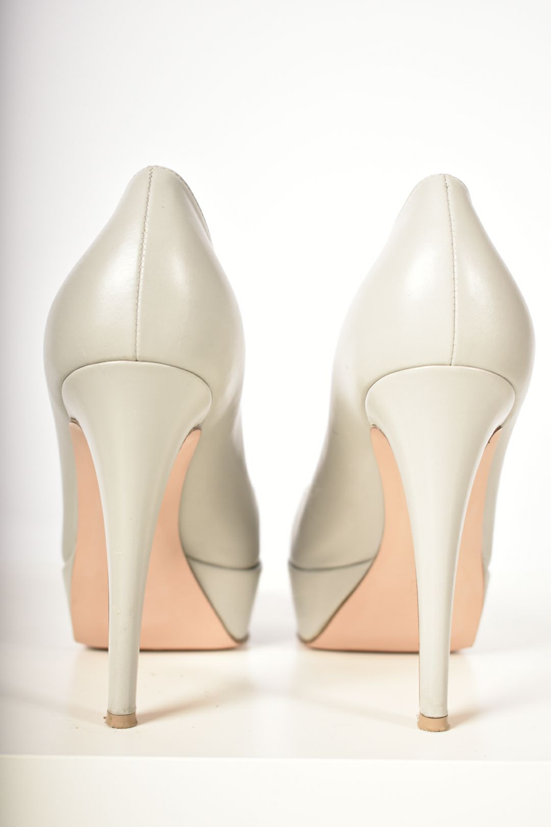 NWOB GIANVITO ROSSI Dove Grey Smooth Calf Leather Platform Pumps 38.5 Italy