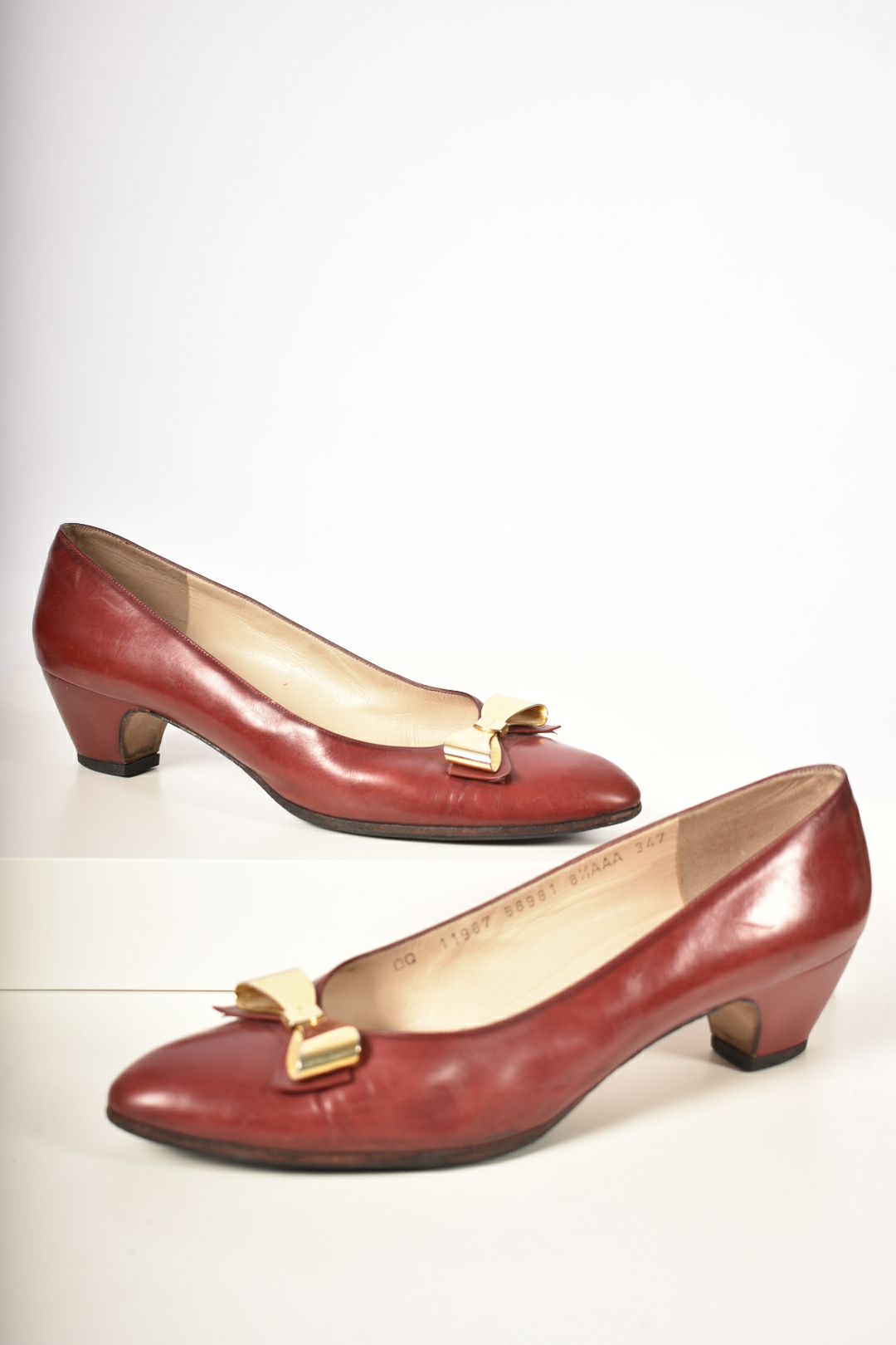 RARE 70s SALVATORE FERRAGAMO Red Smooth Leather Gold Bow Low Heels 8.5AAA Italy