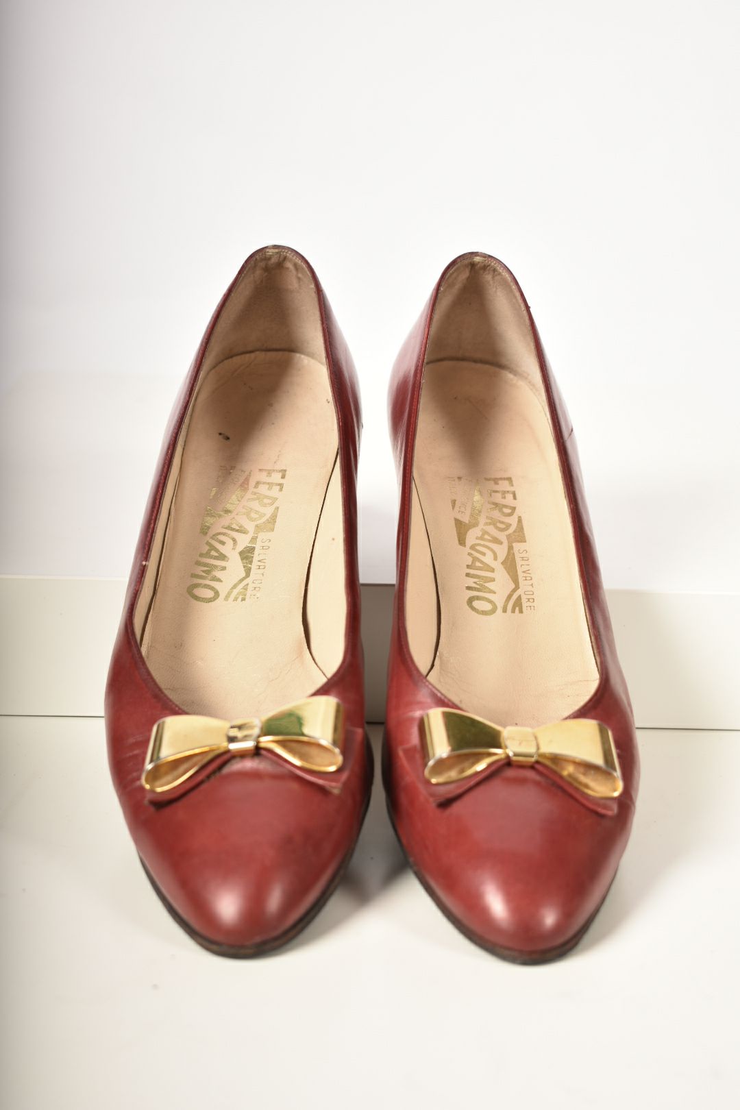 RARE 70s SALVATORE FERRAGAMO Red Smooth Leather Gold Bow Low Heels 8.5AAA Italy