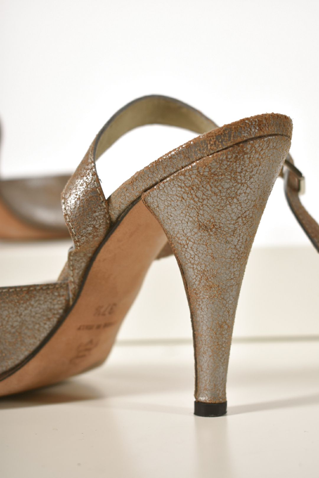 DIANA BROUSSARD Silver Tan Metallic Cracked Leather Peep Toe Pumps 7.5US Italy